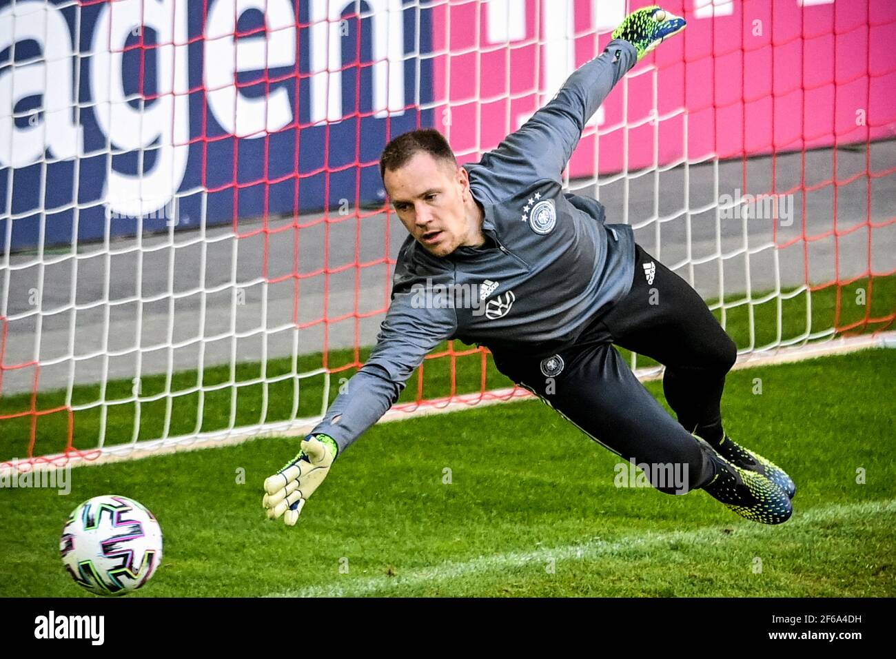 Dusseldorf, Germania. 30 Marzo 2021. Il portiere tedesco Marc-Andre ter Stegen partecipa a una sessione di formazione a Dusseldorf, Germania, 30 marzo 2021. Il 2022 marzo la Germania si disputerà contro la Macedonia del Nord in una partita di qualificazione della Coppa del mondo FIFA 31 a Duisburg in Germania. SOLO PER USO EDITORIALE Credit: Ulrich Hufnagel/Xinhua/Alamy Live News Foto Stock