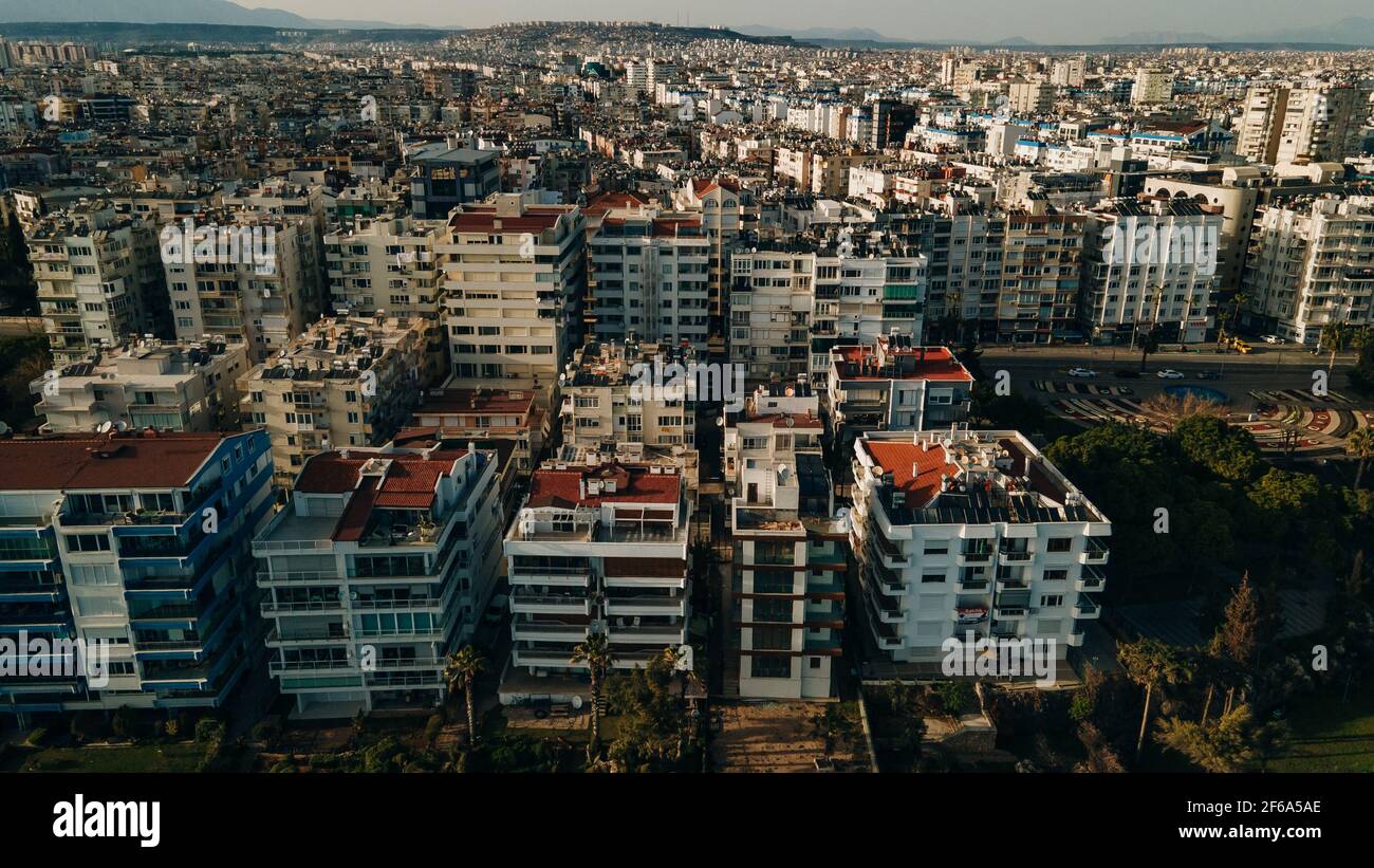 Fotografia aerea della baia di Antalya nella città di Antalya dal punto più alto del drone volare in giornata di sole in Turchia. Foto di alta qualità Foto Stock