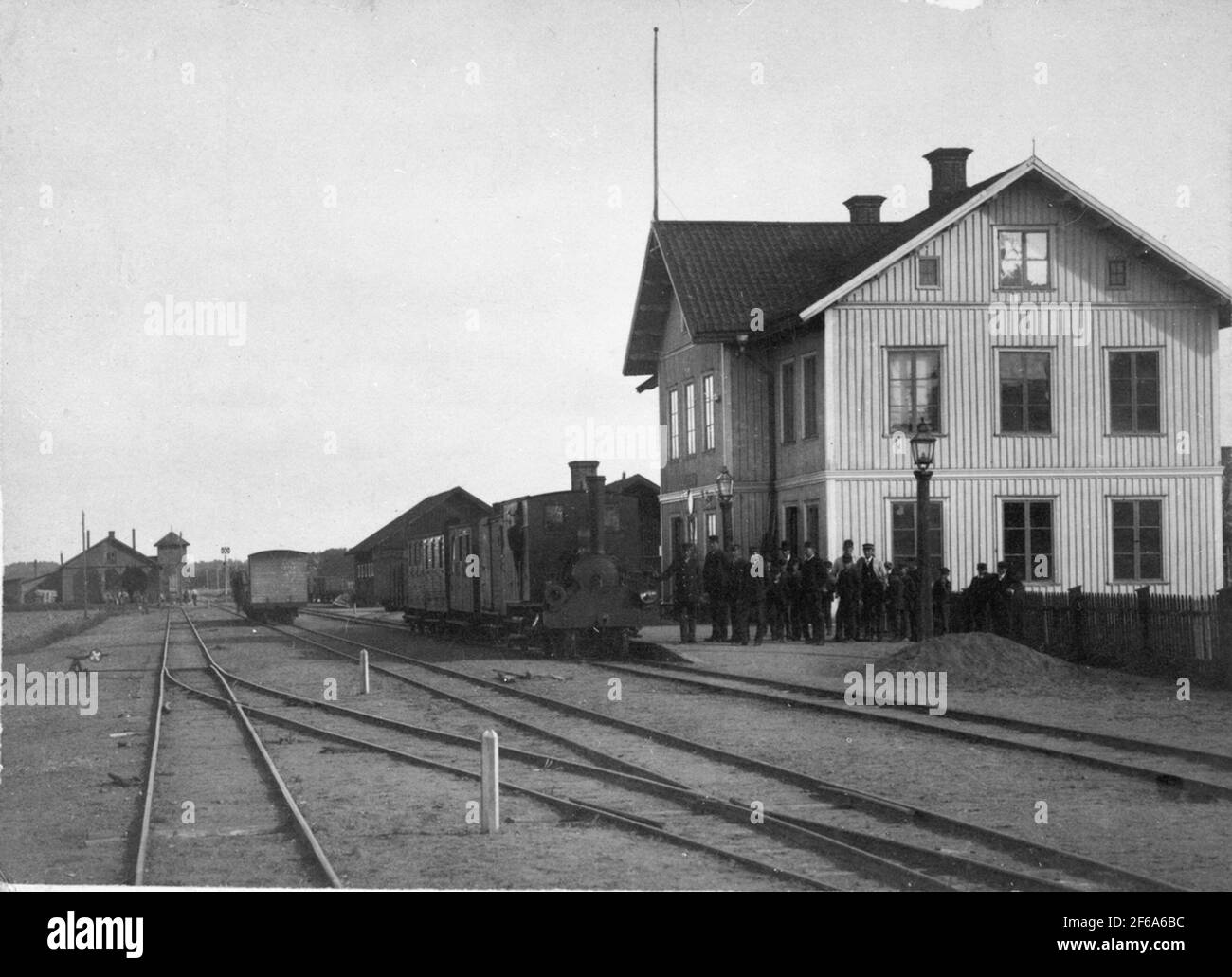 Lidköping Stationhouse e Bangård circa 1890. La stazione è stata costruita in connessione con LSSJ apertura 1874. La locomotiva nella foto è la numero 4 'Victoria'. A sinistra in foto locomotiva LSSJ e laboratori con associata torre dell'acqua. Foto Stock