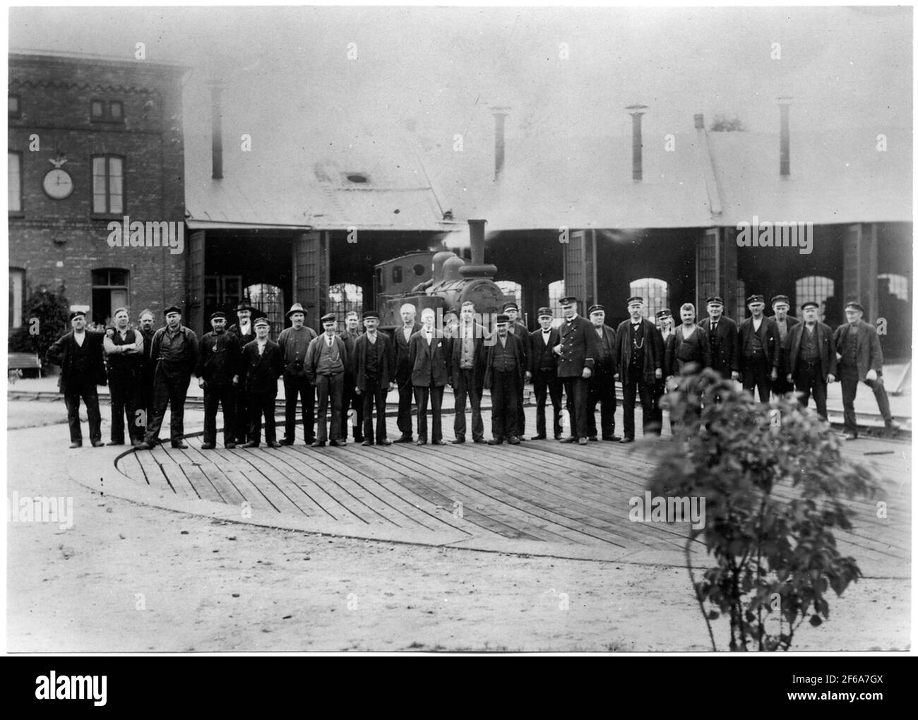 Il personale è pronto a scattare fotografie di fronte alla locomotiva. Foto Stock