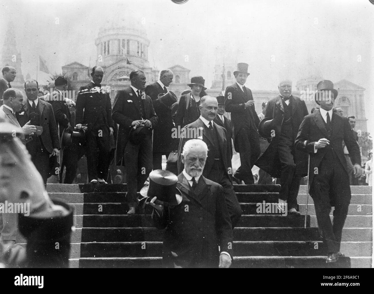 Nel 1929, quando Barcellona organizzò le mostre mondiali, hai scelto di collocare l'area espositiva a Montjuïc. Molti degli edifici sono ancora rimasti e utilizzati oggi per il museo e le sale espositive. Qui si trovano, tra gli altri, le sale espositive di Barcellona, il Museo Nazionale della Catalogna Museu Nacional d'Art de Catalunya e Poble Espanyol, una sorta di museo all'aperto in vari stili architettonici spagnoli SJ ha partecipato a questa mostra mondiale in Spagna Foto Stock