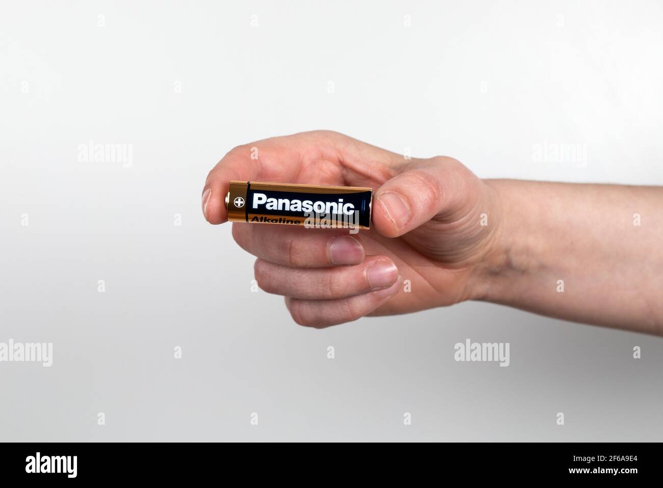 Riga, Lettonia 21 marzo 2021. Batteria AA Panasonic. Panasonic è una multinazionale giapponese Foto Stock