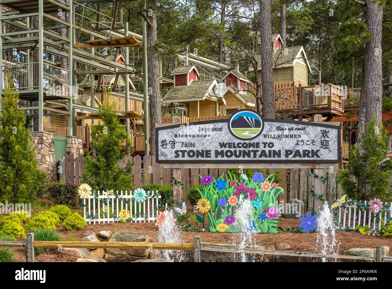 Cartello di benvenuto presso lo Stone Mountain Park di Atlanta, Georgia, con percorso SkyHike avventura per famiglie in background. (USA) Foto Stock