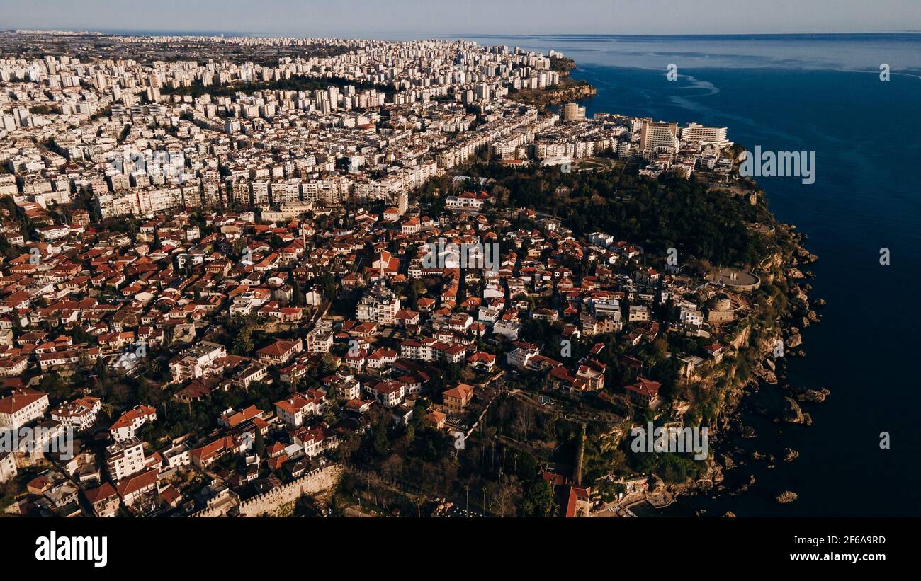 Fotografia aerea della baia di Antalya nella città di Antalya dal punto più alto del drone volare in giornata di sole in Turchia. Foto di alta qualità Foto Stock