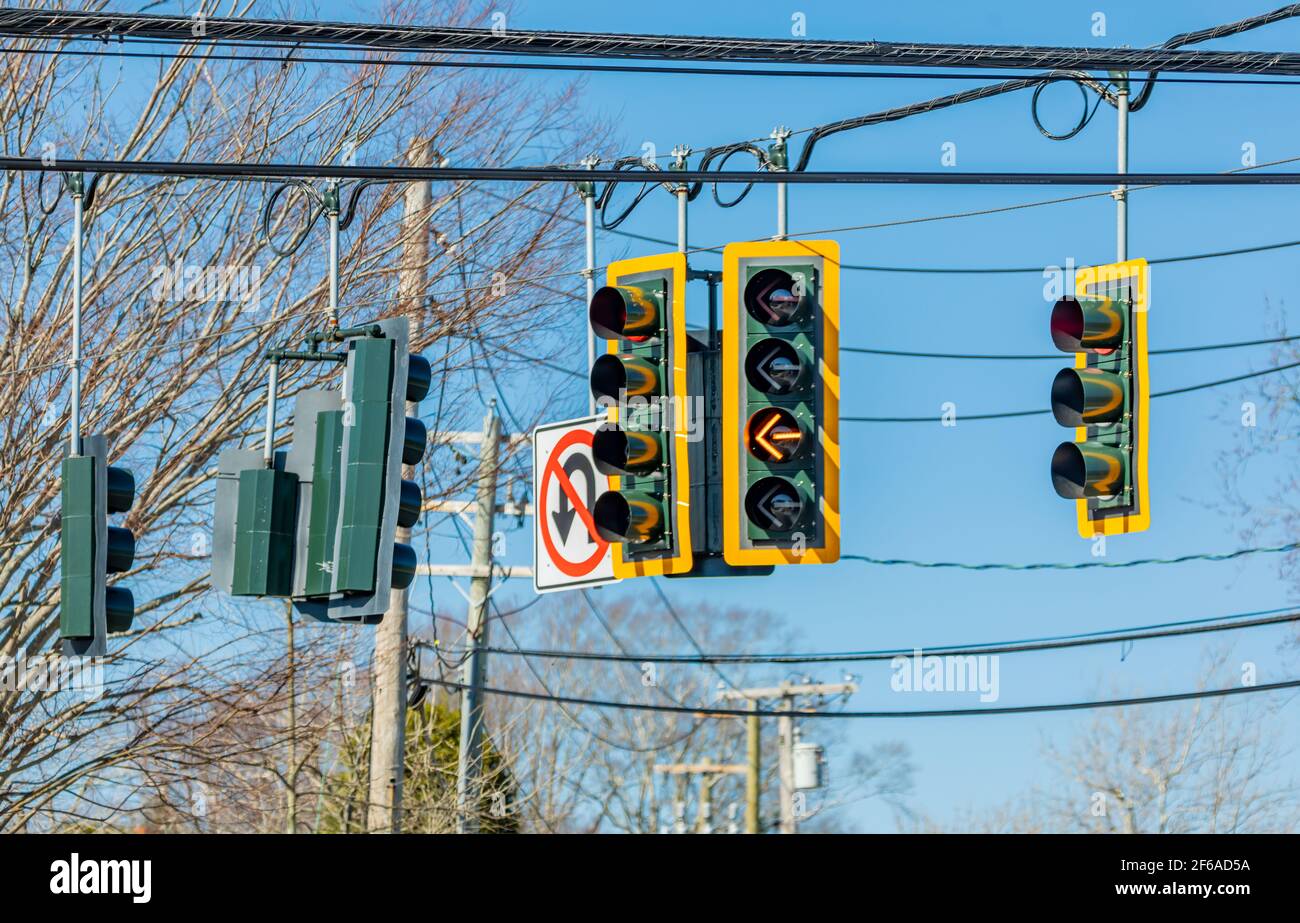 Gruppo di semafori in un incrocio Foto Stock
