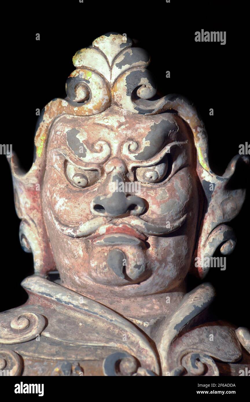 Ceramica dipinta figura di un guerriero. Un oggetto sepolcrale del 618-906 d.C. durante la Dinastia Tang. Fotografato al Museo di Storia Shaanxi, Xian, Cina. Foto Stock