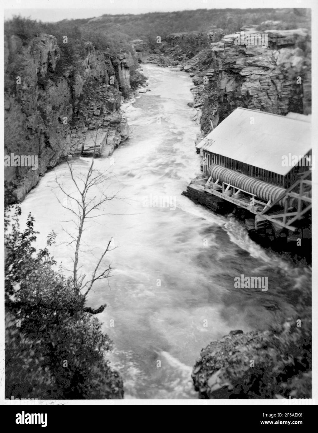 La centrale elettrica di Abisko, costruita per guidare la perforatrice da roccia ecc. alla costruzione del tunnel. L'acqua del Jokken sembrava molto abbondante, ma completamente tagliata fuori dopo l'estate in modo che il fiume era completamente asciutto per la maggior parte dell'anno. L'acqua proveniva dalla neve che si scioglie sulla montagna, la centrale era quindi impavirabile e fu presto rimossa. Foto Stock