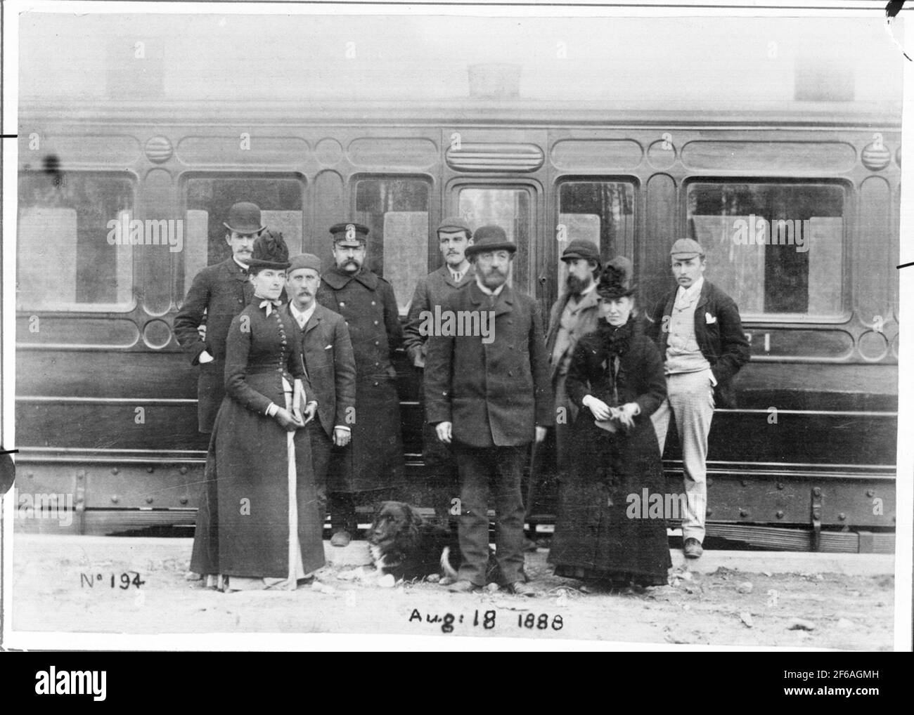 Officers et al Dal tempo inglese. Miglio; O. Bergman, ingegnere di montagna; Mellander, cacciatore; Il Sig. Millet, Jr.; C.O. Bergman, colonnello; Stuart, ingegnere con moglie; Romanes, Ingegnere. Foto Stock