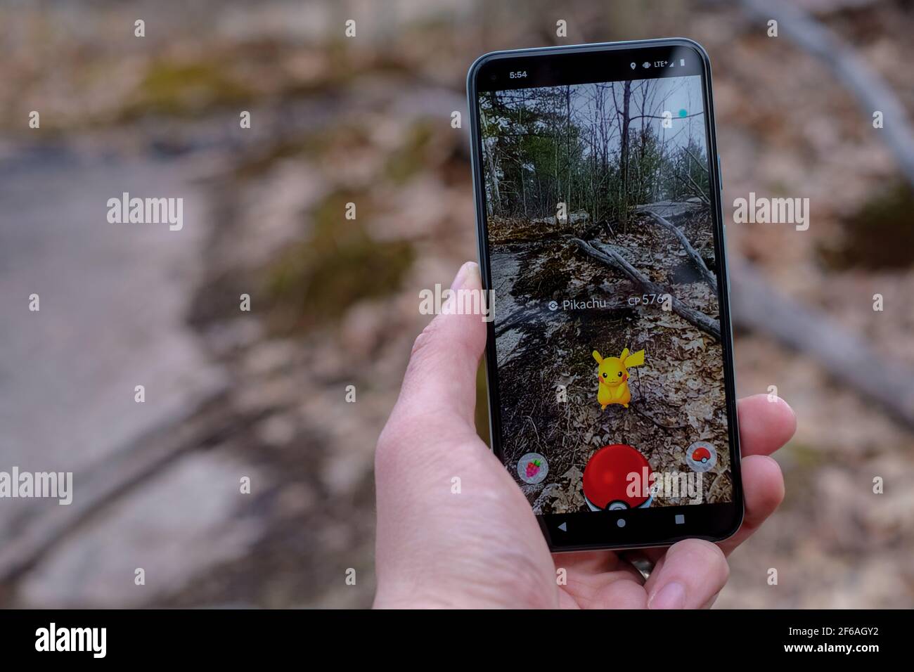 Ottawa, Ontario, Canada - 30 marzo 2021: Uno smartphone mostra un giocatore Pokemon Go che incontra un Pikachu nella modalità realtà aumentata del gioco. Foto Stock