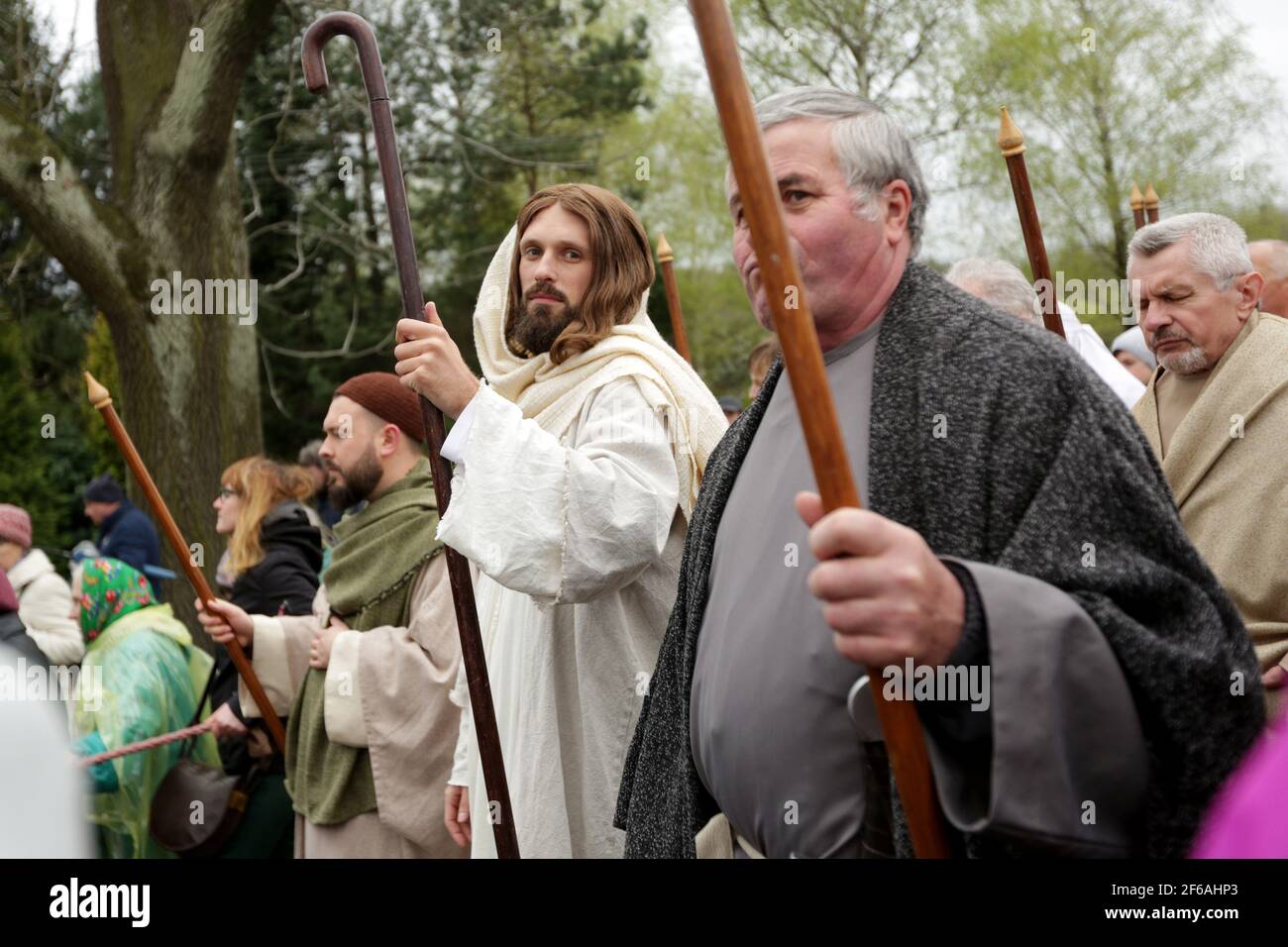 Gli attori organizzano una performance organizzata dai membri della Confraternita del Mistero della Passione, con i ruoli di personaggi biblici seguiti da migliaia di pellegrini. Durante la settimana Santa, un'indulgenza si tiene nel Santuario della Passione-Mariana di Kalwaria Zebrzydowska, Che è accompagnato dal mistero del Meki del Signore. Molti pellegrini provenienti dalla Polonia e dall'estero vengono alla cerimonia. Il Santuario della Passione e Mariano di Kalwaria Zebrzydowska è uno dei più antichi e famosi luoghi di pellegrinaggio in Polonia. Foto Stock