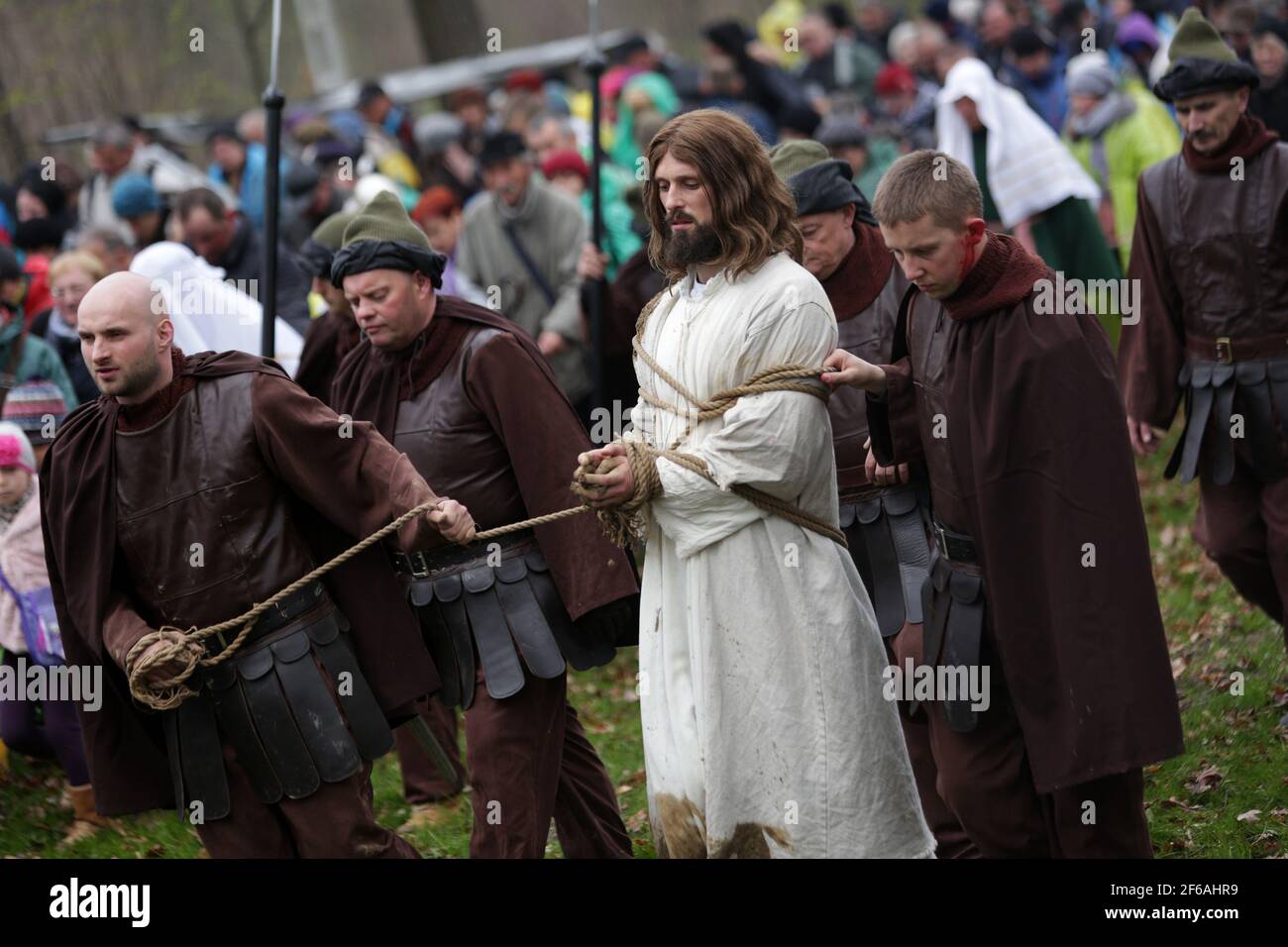 Circa 70 attori svolgono una performance organizzata dai membri della Confraternita del Mistero della Passione, ricoprendo i ruoli di personaggi biblici seguiti da migliaia di pellegrini. Durante la settimana Santa, si tiene un'indulgenza al Santuario della Passione-Mariana di Kalwaria Zebrzydowska, Che è accompagnato dal mistero del Meki del Signore. Molti pellegrini provenienti dalla Polonia e dall'estero vengono alla cerimonia. Il Santuario della Passione e Mariano di Kalwaria Zebrzydowska è uno dei più antichi e famosi luoghi di pellegrinaggio in Polonia. Foto Stock