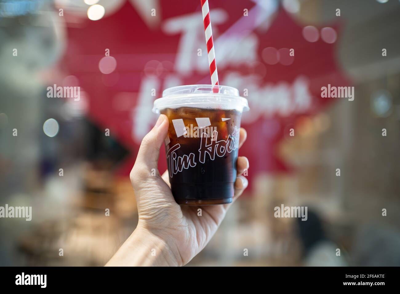 Bangkok, Thailandia - 13 giugno 2020: Tazza di caffè Tim Hortons in una mano. Foto Stock