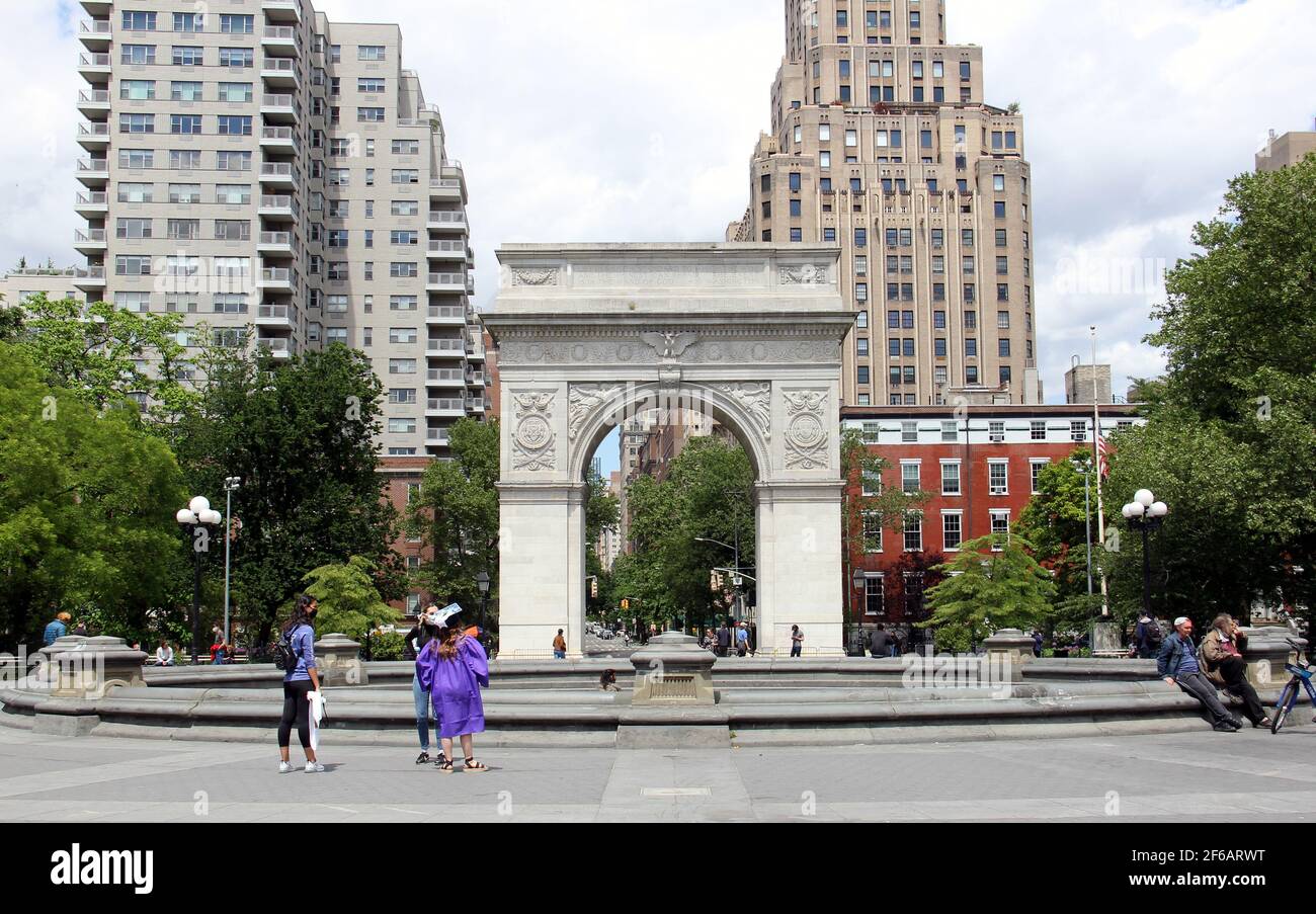 Washington Square Arch e la fontana centrale, presso la porta`s nord del Washington Square Park, la faccia sud dell'Arch, New York, NY, USA Foto Stock