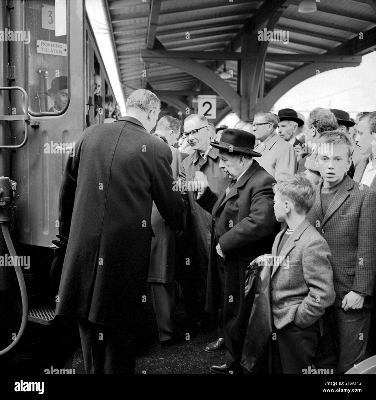 Elettrificazione della rotta Borås-Alvesta. Primo treno elettrico, SJ RB2 1003. Direttore generale, DG, Erik Upmark, primo da sinistra con la schiena alla fotocamera. Ministro delle comunicazioni, Gösta Skoglund, 2 da bardi con cappello Foto Stock