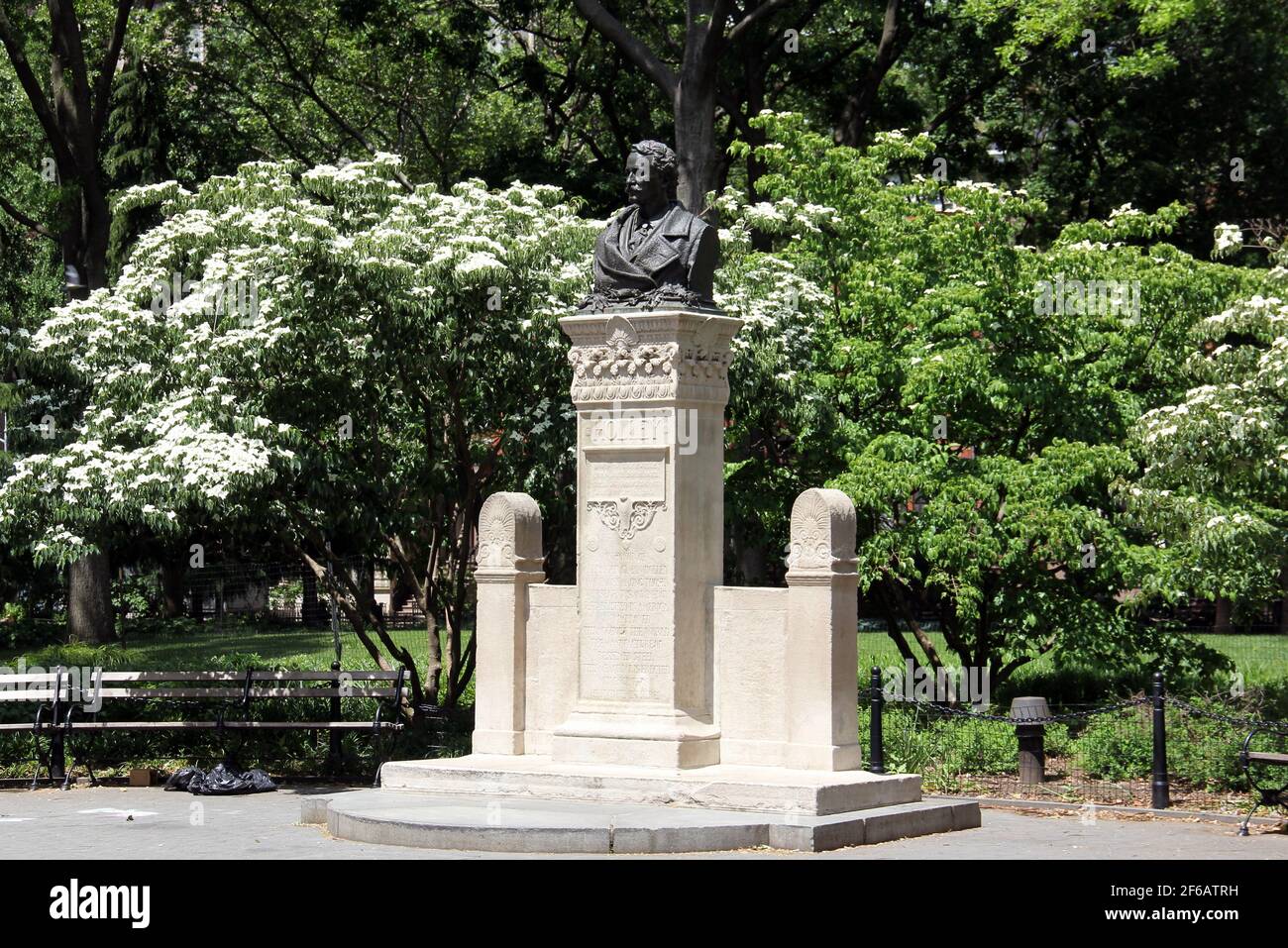 Monumento ad Alexander Lyman Holley, ingegnere meccanico di spicco del XIX secolo, inventore, situato a Washington Square Park, New York, NY Foto Stock