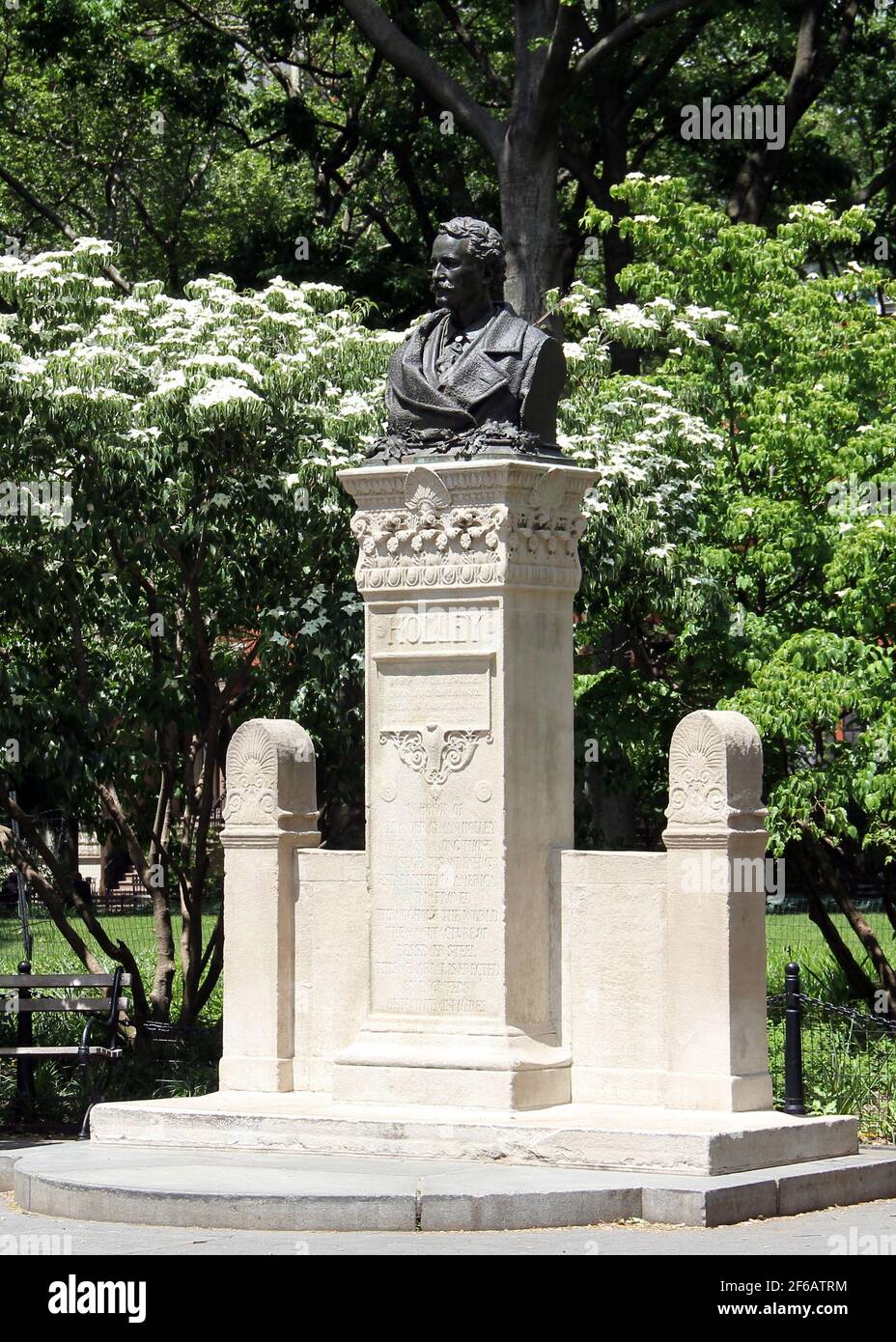 Monumento ad Alexander Lyman Holley, ingegnere meccanico di spicco del XIX secolo, inventore, situato a Washington Square Park, New York, NY Foto Stock