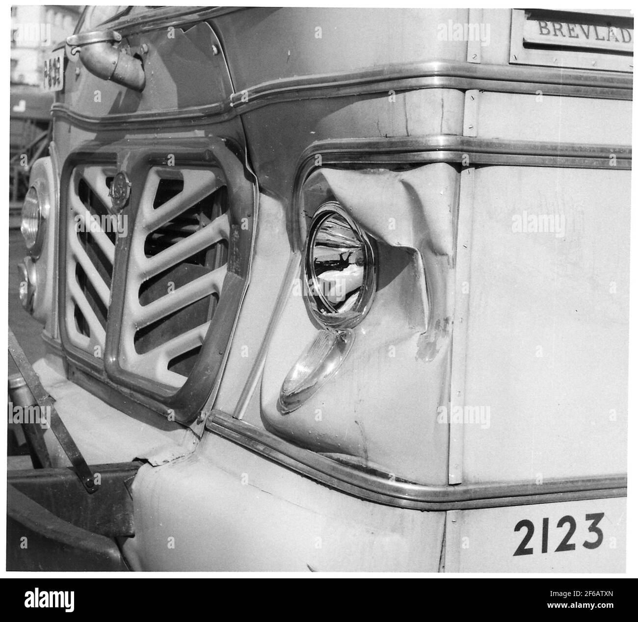 Danni a bus danneggiato da collisione, ferrovie statali, SJ Bus 2123 Volvo B 616 da 1952 con carrozzeria da ASJ. Foto Stock