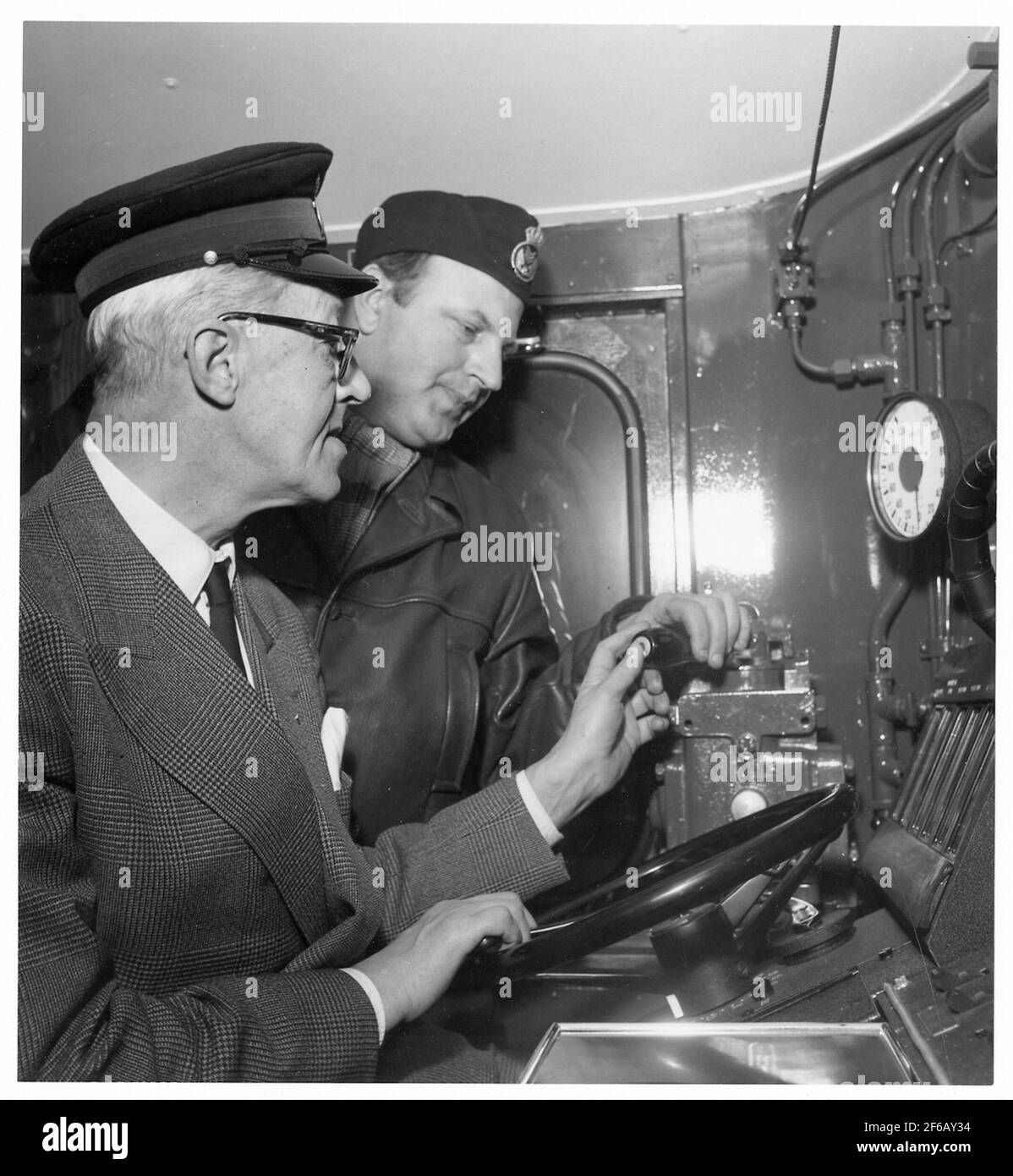 L'uomo della radio e il manager onorario Sven Jerring insieme a macchinisti sconosciuti. Le ferrovie dello stato, sj. Foto Stock
