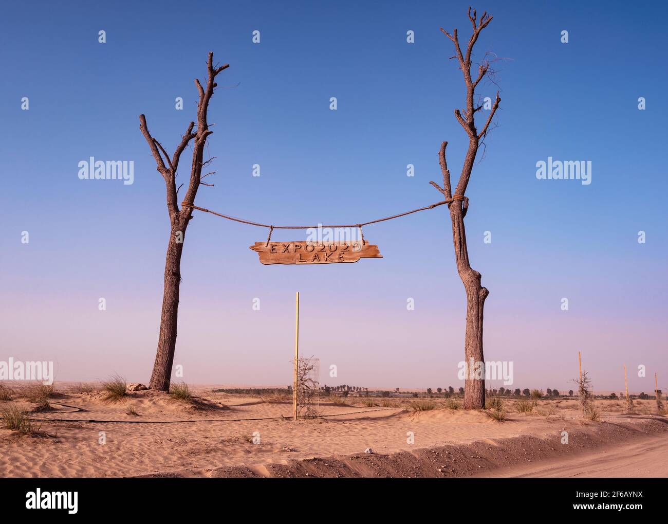 La bella bandiera d'ingresso per l'esposizione 2020 laghi con percorso deserto fangoso nella regione di Qudra presso il lago Expo 2020, Dubai, Emirati Arabi Uniti. Foto Stock