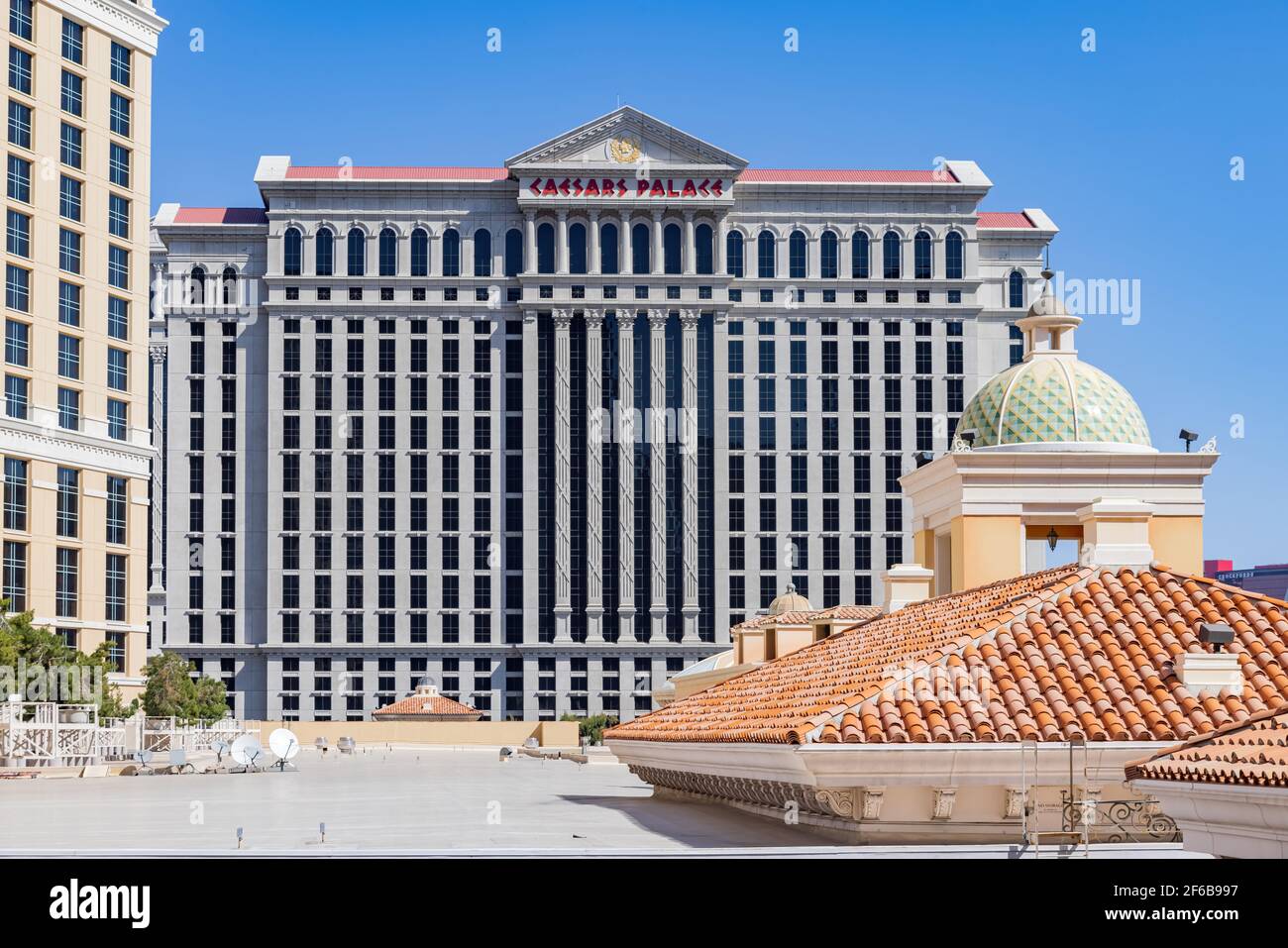 Las Vegas, 30 MARZO 2021 - Sunny exterior view del Caesar Palace Casino Foto Stock