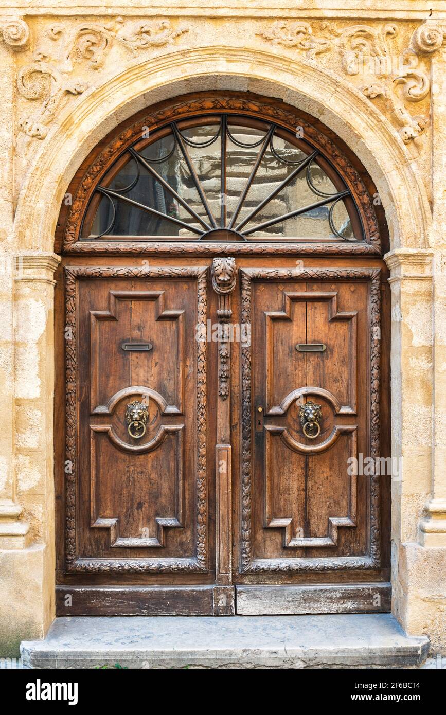 Porta d'antiquariato in legno intagliato ornato nella città vecchia Aix-en Provence, Francia Foto Stock