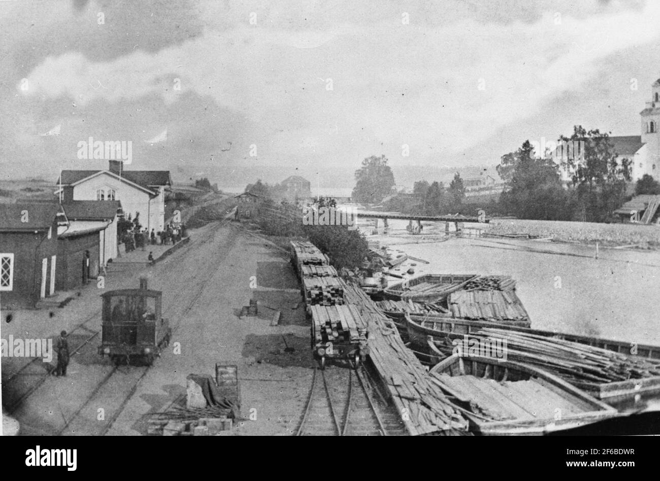 Stazione ferroviaria di Forsa, con giardini della ferrovia di Hudiksvall 1860. La locomotiva nella foto è o HJ 1 'P A Tamm' o HJ 2 'Ljusnan'. Barca, torre dell'acqua, ponte ferroviario. Foto Stock