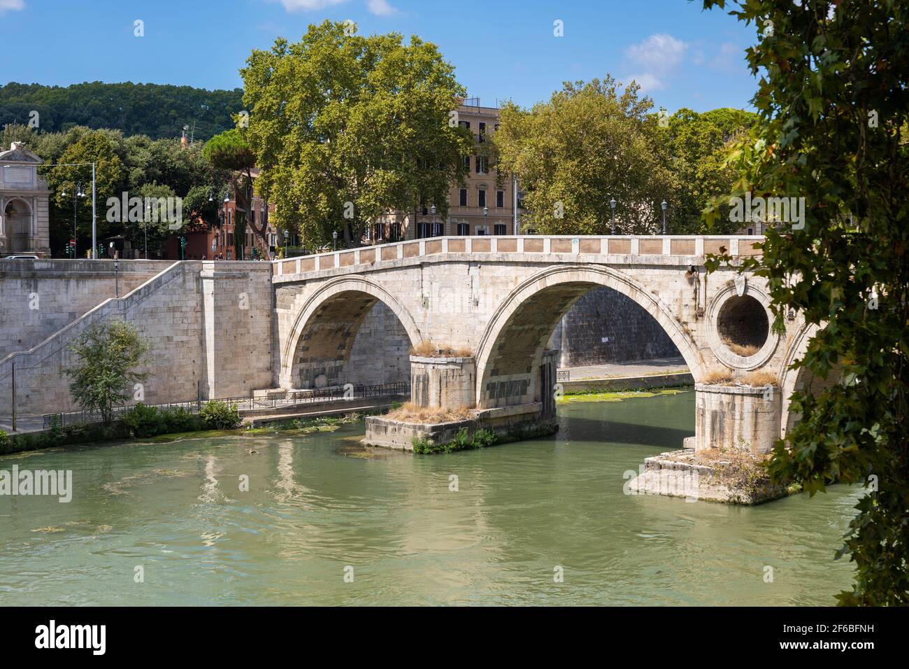 Ponte Sisto sul fiume Tevere nella città di Roma, ponte in pietra ad arco con oculo, costruito tra il 1473 e il 1479. Foto Stock