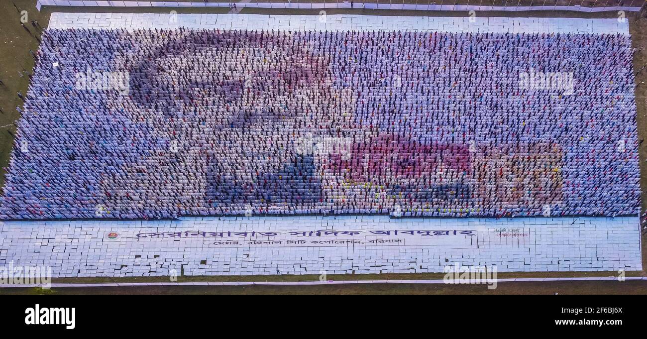 La gente da Barisal, una città del Bangladesh ha fatto il più grande logo umano-made in più di 1, 60,000 piedi quadrati di area di campo per celebrare il 100 ° anno di nascita del Padre della nazione, ???Bangabandhu, Sheikh Mujibur Rahman il 30 marzo 2021. Totale 10,050 cartelloni in totale 120 linee, ciascuna delle quali è composta da 84-85 cartelloni, sono utilizzati per realizzare il logo umano più lungo e più grande. Minimo 100-120 lavoratori hanno lavorato duramente fino a 12-13 giorni per fare questo logo gigante e circa 10000 persone si sono levate in piedi alla volta con i cartelli nelle loro mani per rendere il logo con successo per essere visibile. (Foto di Mustasinu Foto Stock