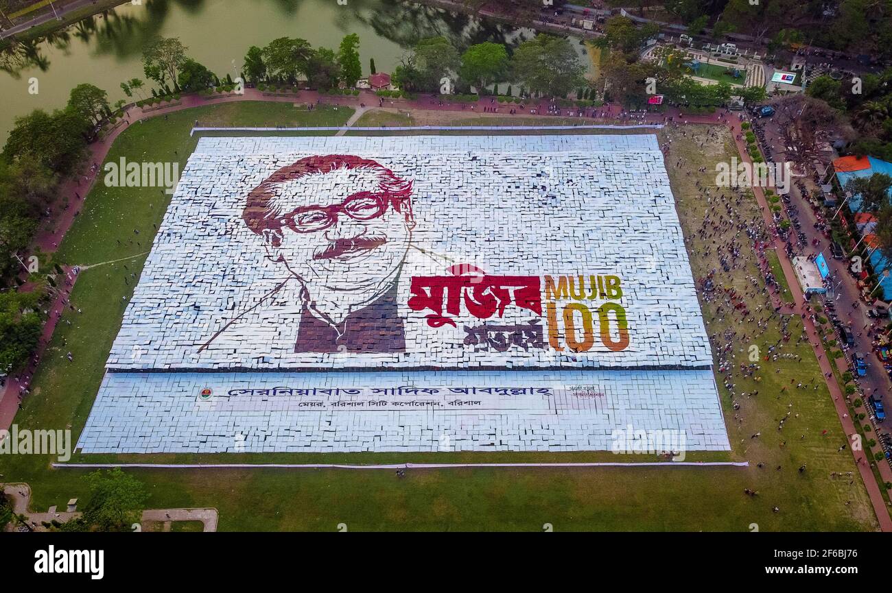 Le persone di Barisal, una città del Bangladesh, hanno realizzato il più grande logo umano in più di 60,000 metri quadrati di area campo per celebrare il 100 ° anno di nascita del Padre della nazione, "Bangabandhu, Sheikh Mujibur Rahman il 30 marzo 2021. Totale 10,050 cartelloni in totale 120 linee, ciascuna delle quali è composta da 84-85 cartelloni, sono utilizzati per realizzare il logo umano più lungo e più grande. Minimo 100-120 lavoratori hanno lavorato duramente fino a 12-13 giorni per fare questo logo gigante e circa 10000 persone si sono levate in piedi alla volta con i cartelli nelle loro mani per rendere il logo con successo per essere visibile. (Foto di Mustasinur Foto Stock