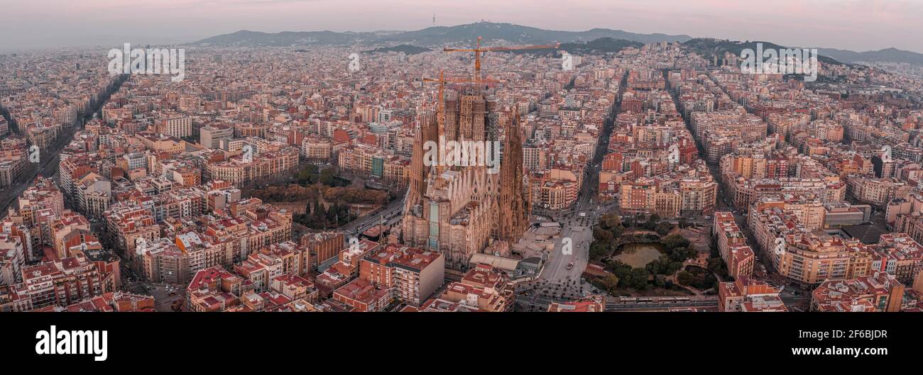Barcellona, Spagna - Feb 25, 2020: Panorama aereo drone shot del centro città strada vuota prima dell'alba al tramonto d'inverno Foto Stock