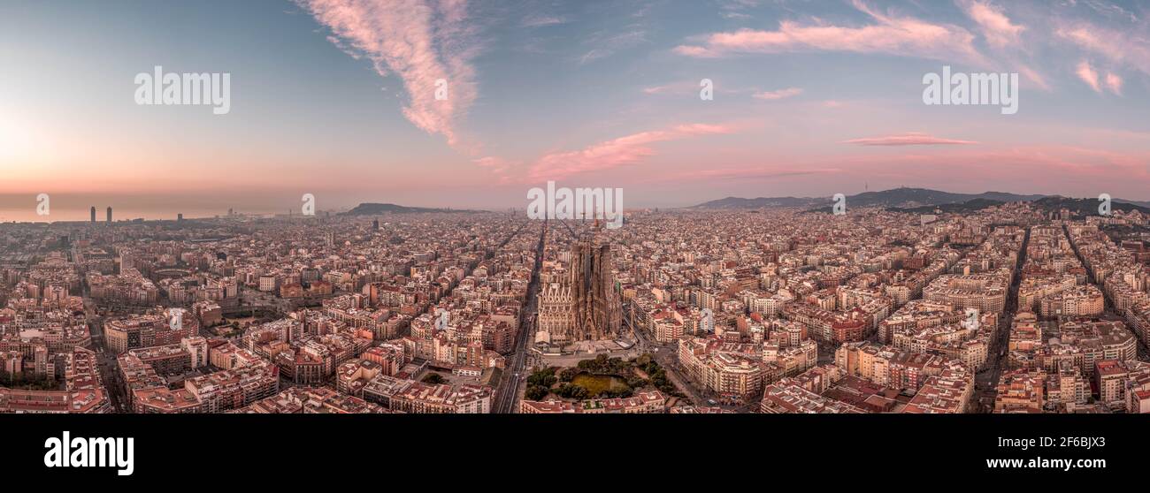 Foto panoramica aerea del centro di Barcellona strada vuota prima dell'alba Al crepuscolo invernale in Spagna Foto Stock
