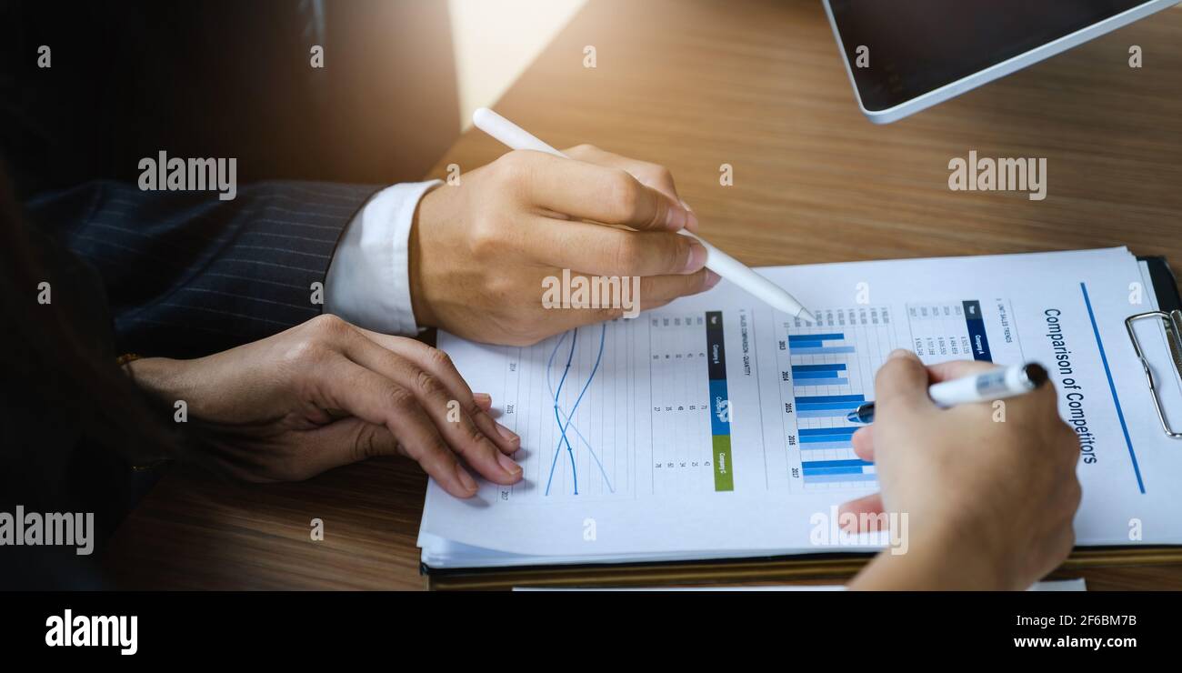 Gestori di fondi ricerca e analisi mercato azionario di investimento. Consultazione del team di affari e discutere circa analisi mercato azionario di investimento da Foto Stock