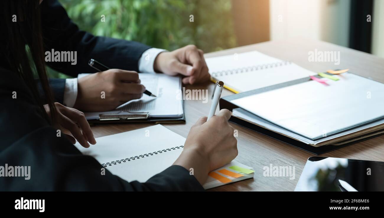 Gestori di fondi ricerca e analisi mercato azionario di investimento. Consultazione del team di affari e discutere circa analisi mercato azionario di investimento da Foto Stock