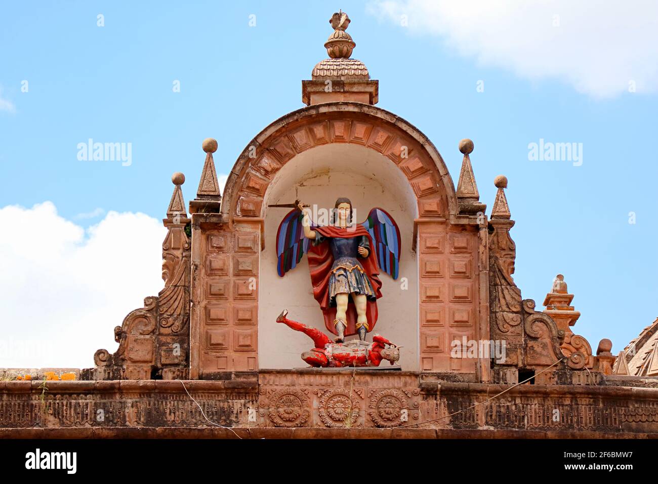 Imponente statua dell'Arcangelo Michael Sposando il Diavolo sulla facciata della Chiesa del Trionfo, Cuzco, Perù Foto Stock