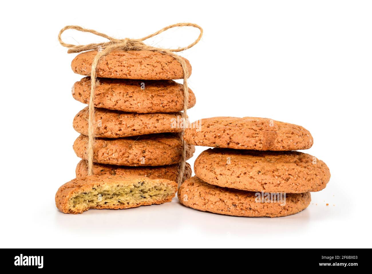 Biscotti fatti in casa. Cinque biscotti dolci fatti con farina d'avena, accatastati e legati con corda di iuta e tre e hakf successivo. Gustoso biscotto in primo piano isolato Foto Stock