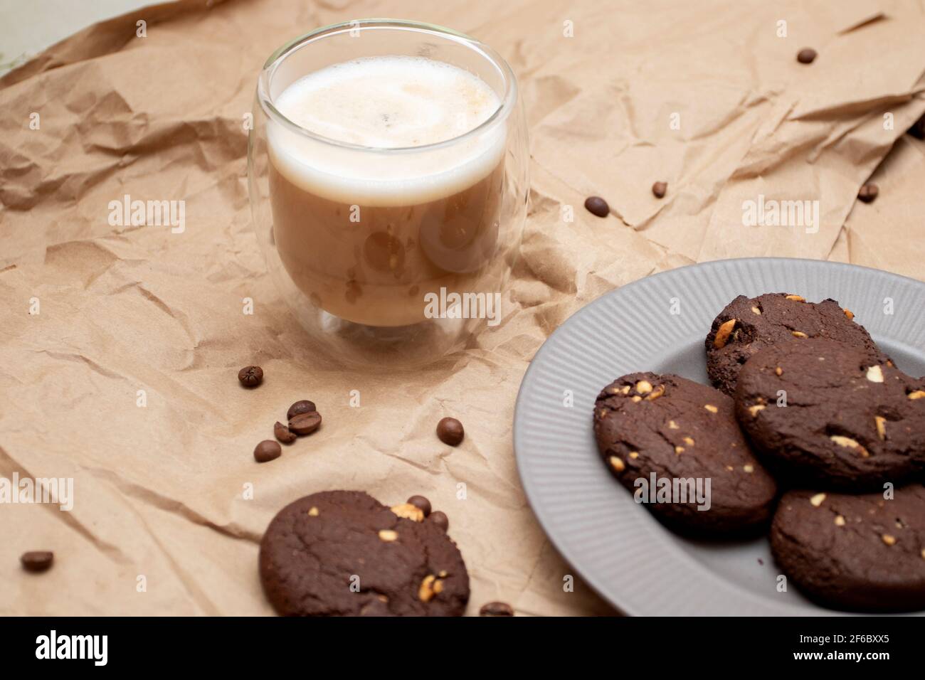 Biscotti al cioccolato e caffè in doppio vetro su carta artigianale. Foto Stock