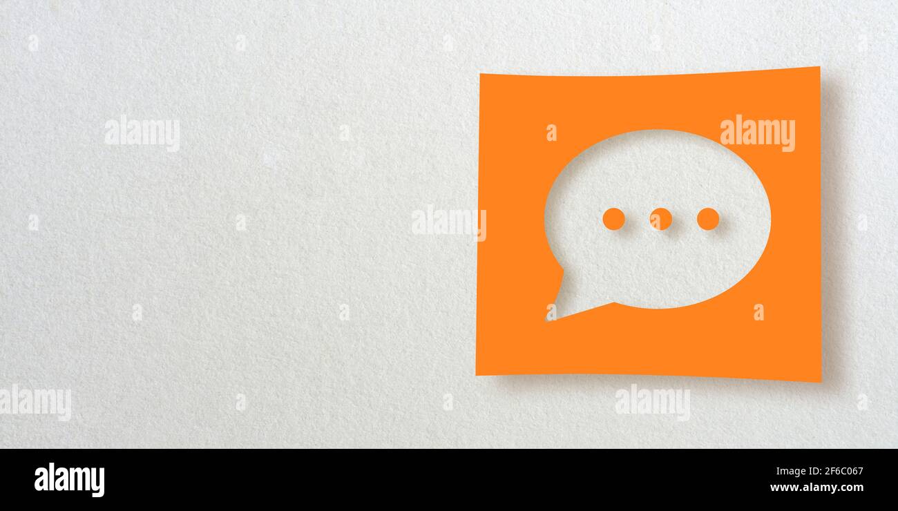 Collezione di icone di rendering 3D: Ritagliare il simbolo di una bolla di chat su carta quadrata arancione. Sfondo bianco. Ombreggiatura uniforme e ampio spazio di copia. Creativo Foto Stock