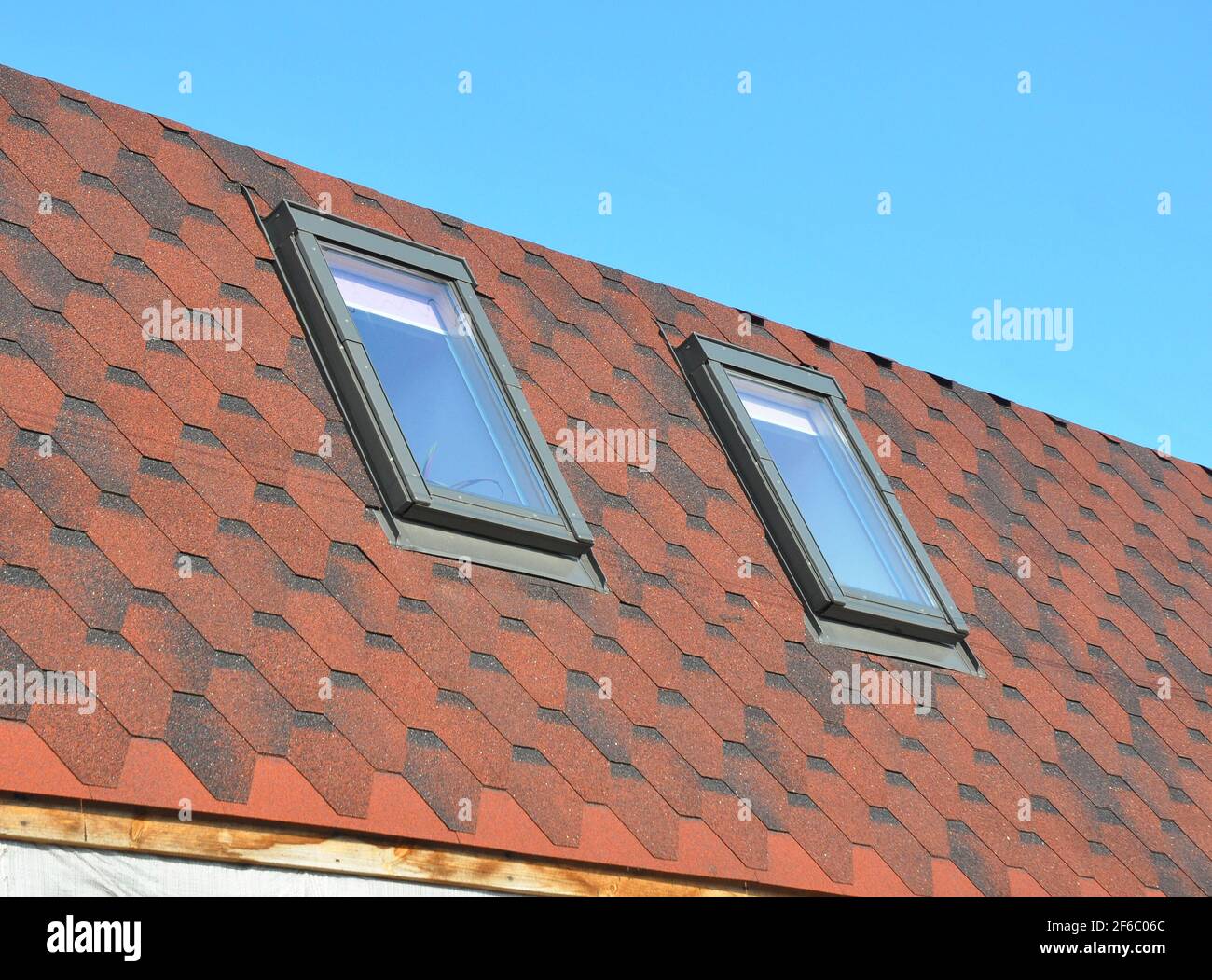 Costruzione di tetti con lucernari o finestre a tetto appena installati Foto Stock