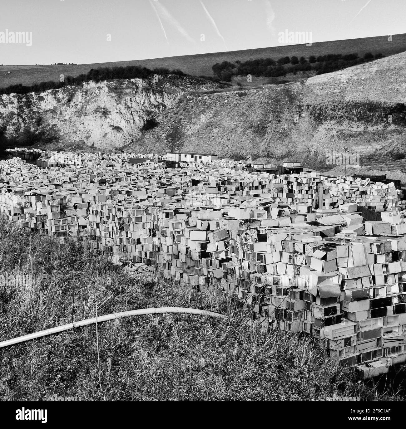 Vecchi frigoriferi e frigoriferi attendono il riciclaggio presso il sito di stoccaggio temporaneo di Greystone Quarry, Southerham Pit vicino a Lewes, East Sussex, Inghilterra UK. 2003 Foto Stock