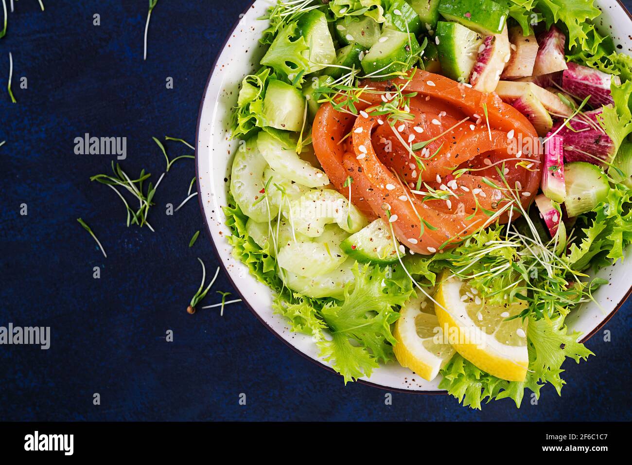 Colazione con dieta chetogenica. Insalata di salmoni con verdure, cetrioli, sedano e rafano di anguria. Pranzo al keto, al paleo. Vista dall'alto, sopra Foto Stock