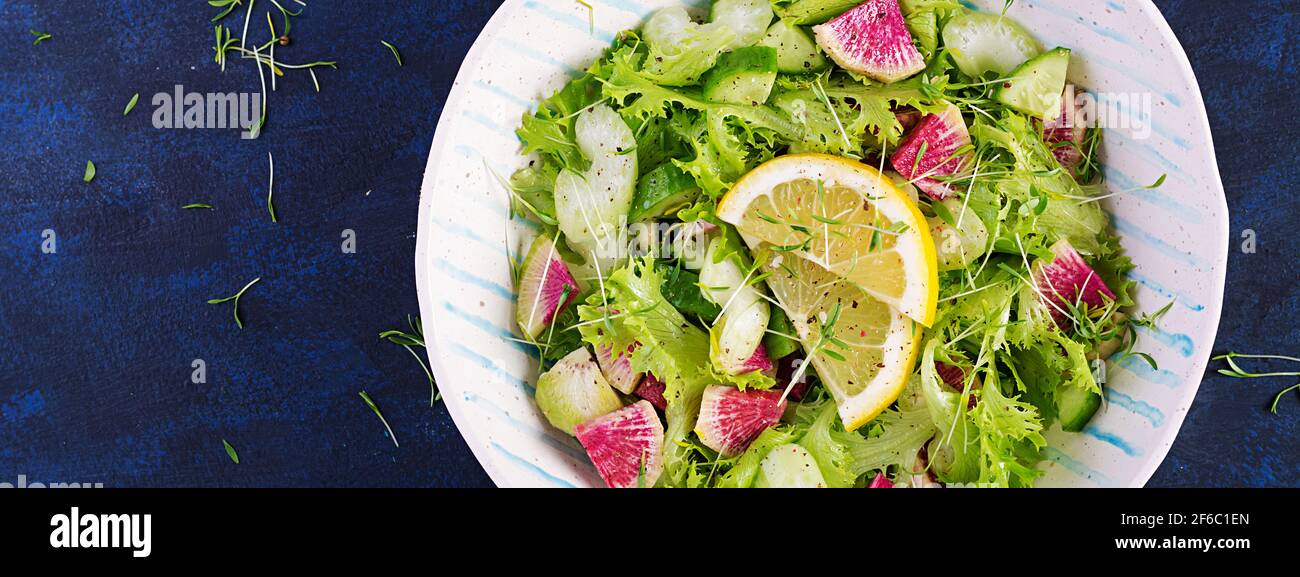 Insalata di rafano di anguria, cetrioli, sedano e foglie di lattuga. Cibo vegano. Menu dietetico. Vista dall'alto, dall'alto, banner Foto Stock