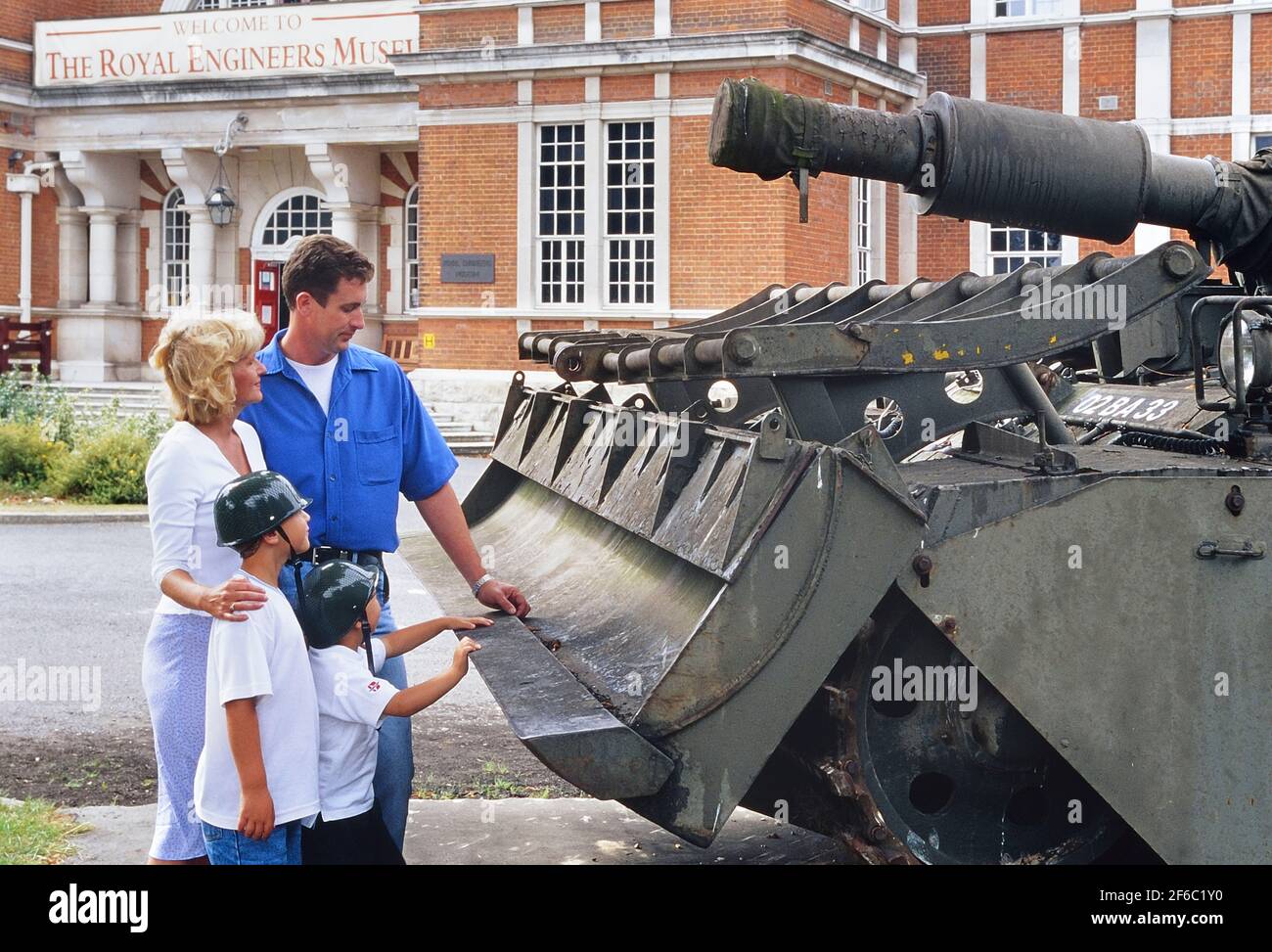 Una famiglia che guarda un serbatoio Centurion AVRE fuori dal Royal Engineers Museum, Library and Archive, Gillingham, Kent, Inghilterra, REGNO UNITO Foto Stock