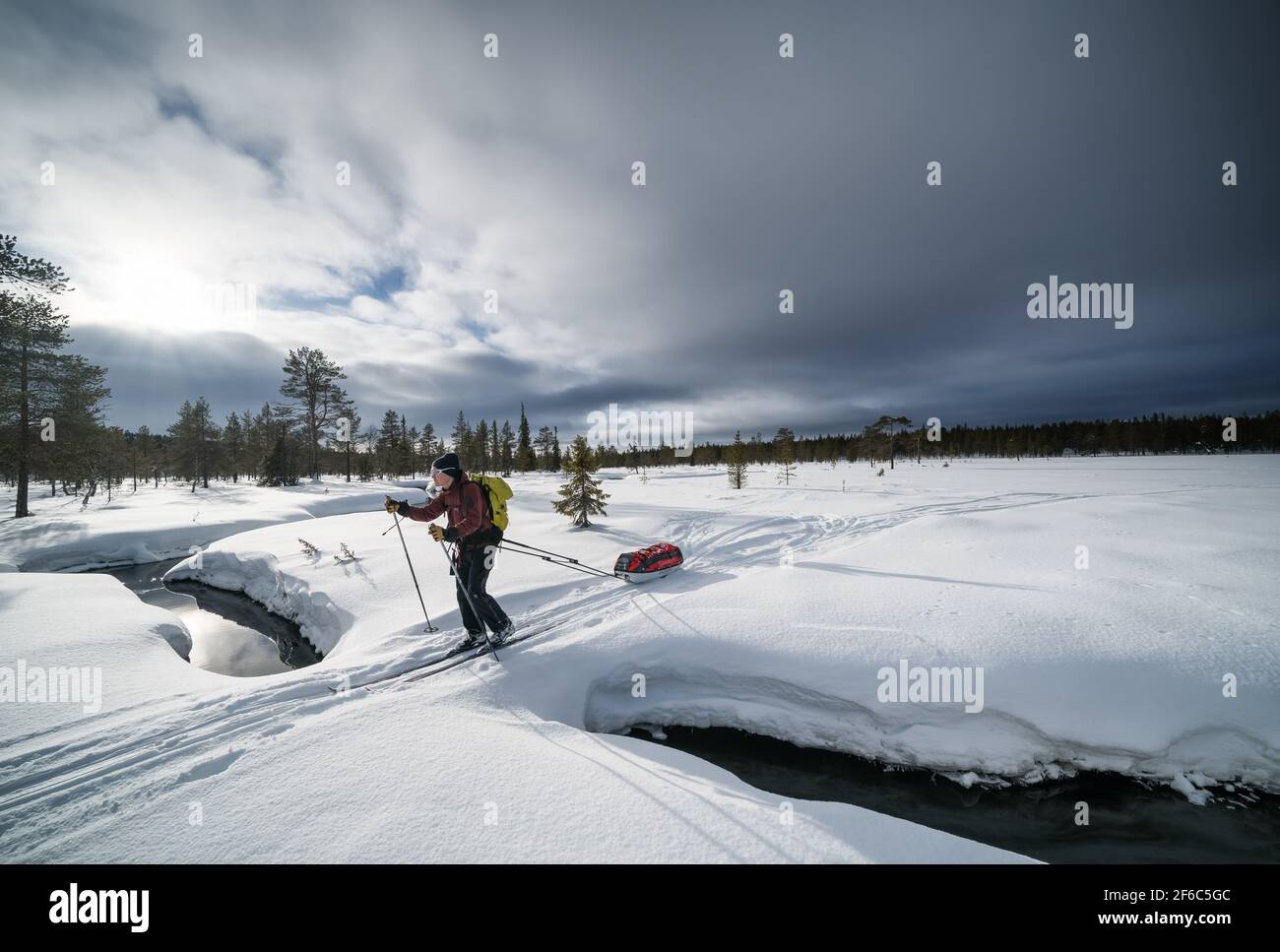 Sci alpinismo nel Parco Nazionale di Urho Kekkonen, Sodankylä, Lapponia, Finlandia Foto Stock