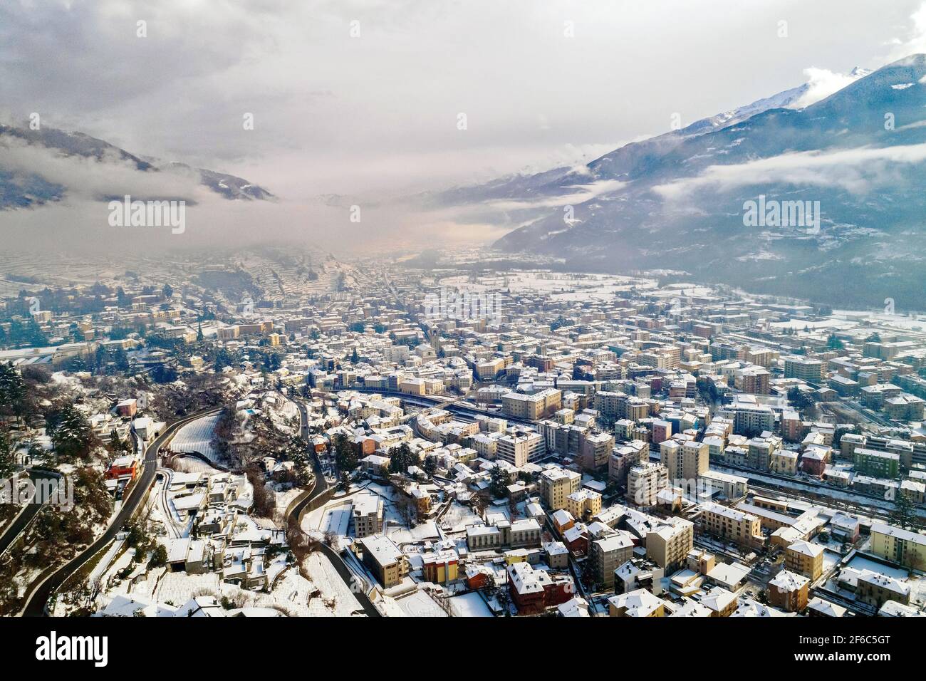 Valtellina (IT), Sondrio, veduta aerea invernale Foto Stock
