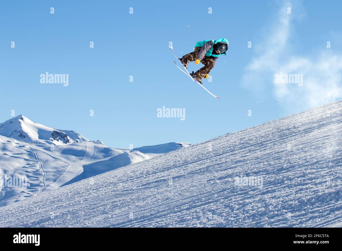 vacanze invernali nella neve, sciatore Foto Stock