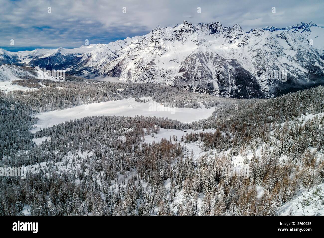 Lago di Palù, Valmalenco (IT), veduta aerea invernale con neve fresca Foto Stock
