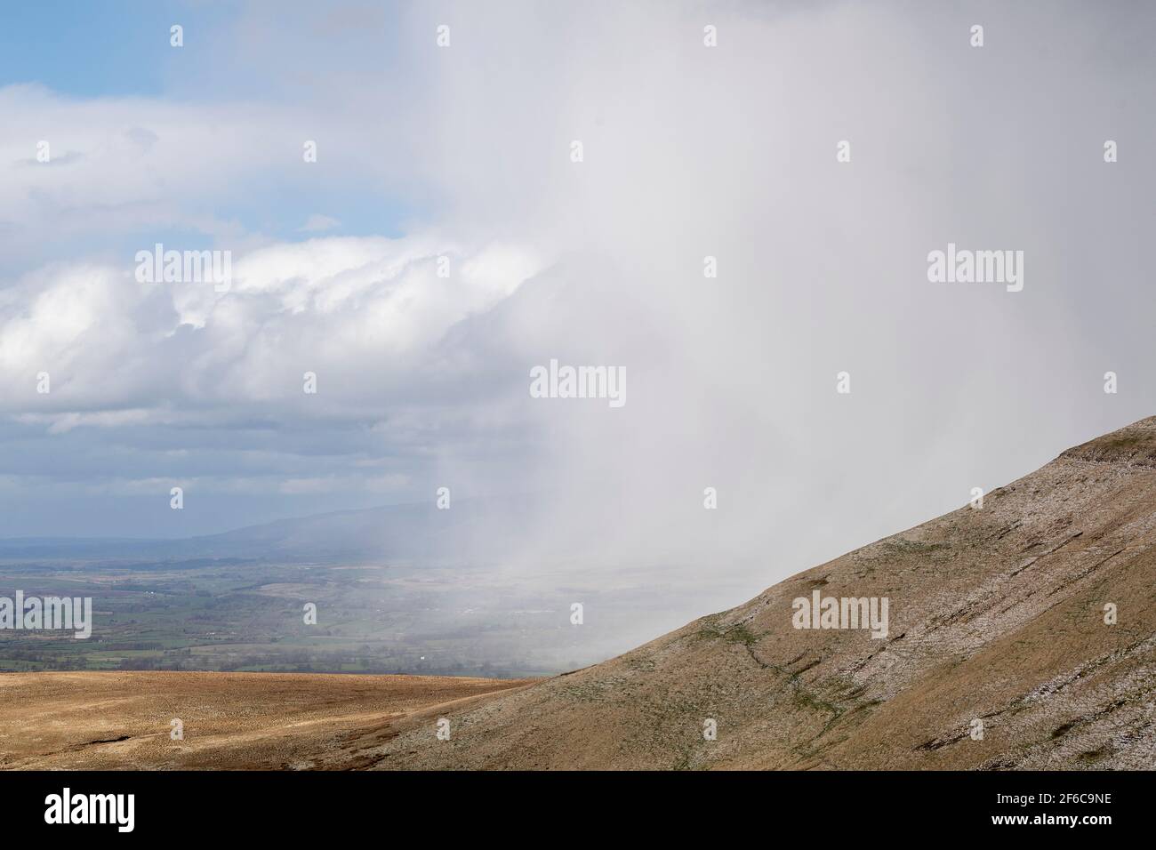 Doccia sulla neve che si snow sulla Eden Valley a Cumbria, Regno Unito. Foto Stock