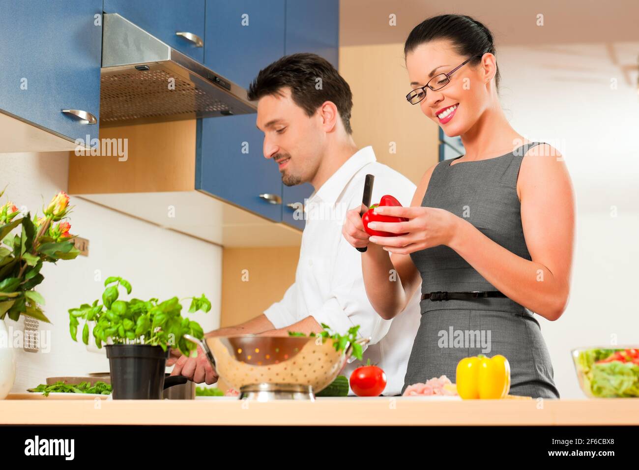 L uomo e la donna in cucina - essi preparare le verdure e insalate per pranzo o cena Foto Stock