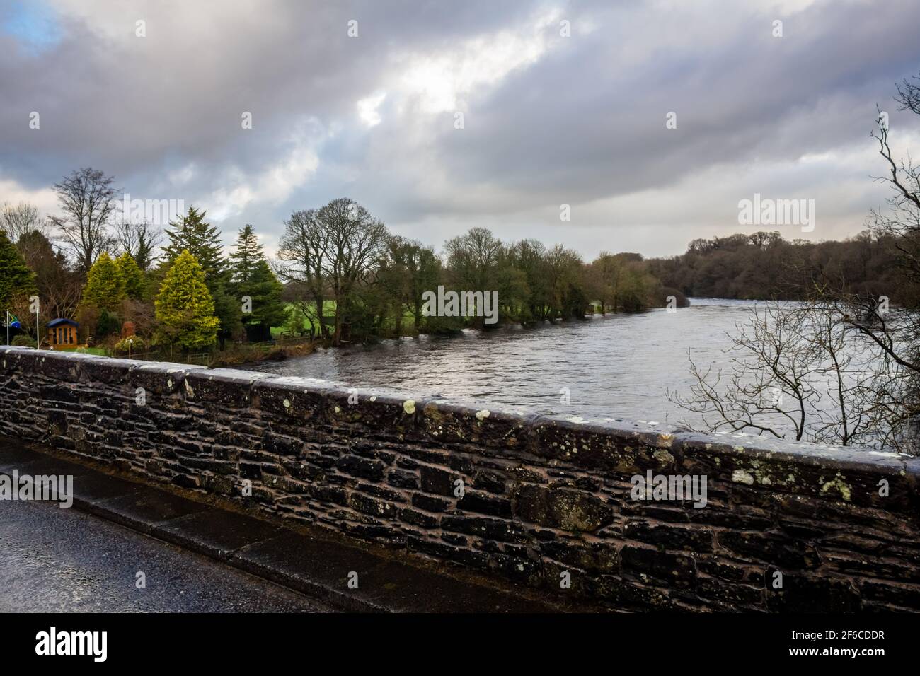 Fiume Dee presso il ponte di pietra di Dee, vicino a Castle Douglas in una giornata invernale nuvolosa, Dumfries e Galloway, Scozia Foto Stock