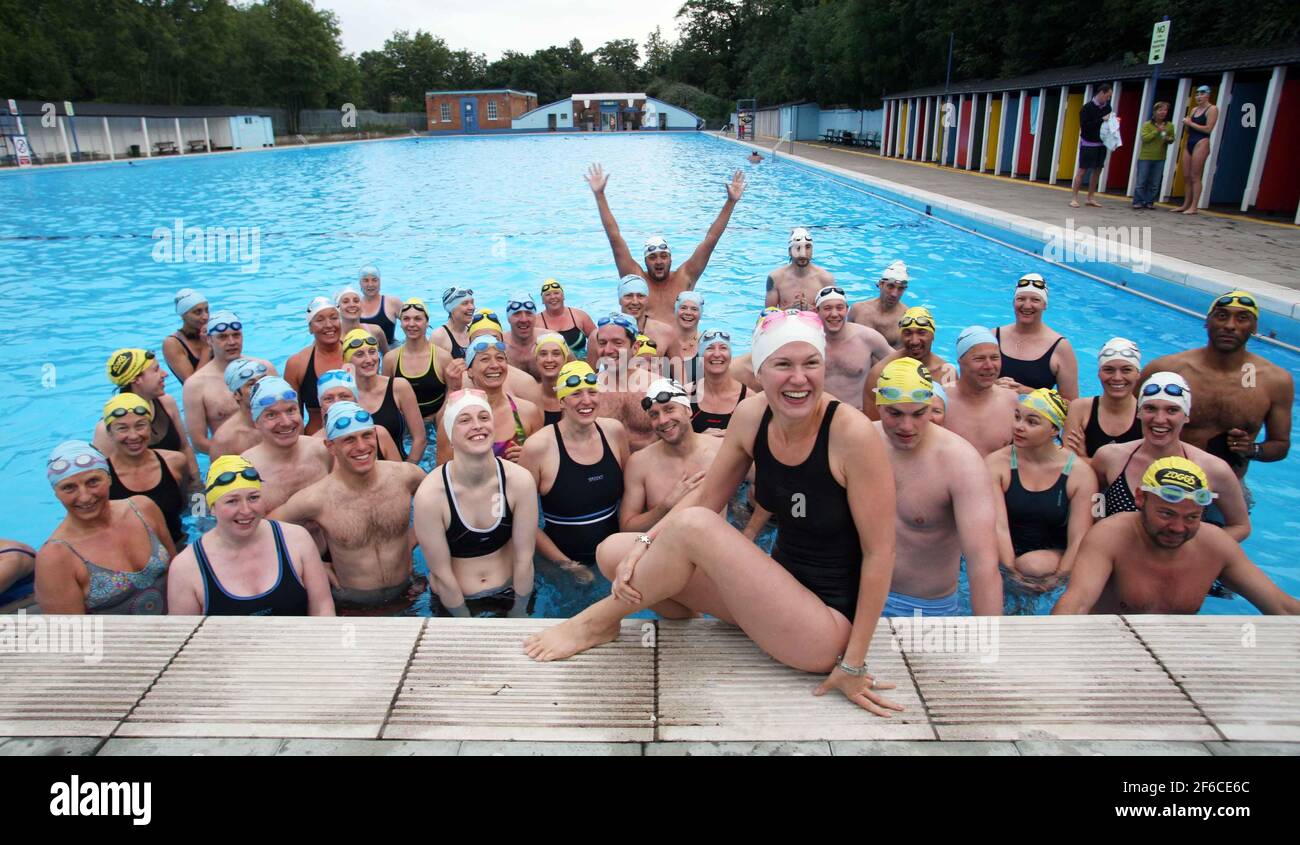 Art Film di Amy Sharrocks The Big Swim 50 nuotatori viaggiano attraverso Londra nuotando in 10 piscine, 3 Lidos e 2 laghi. Partenza al Lido di Tooting Bec e arrivo agli stagni di Hampstead Heath Swimming. Amy Sharrocks in primo piano foto David Sandison 12 luglio 2007 Foto Stock